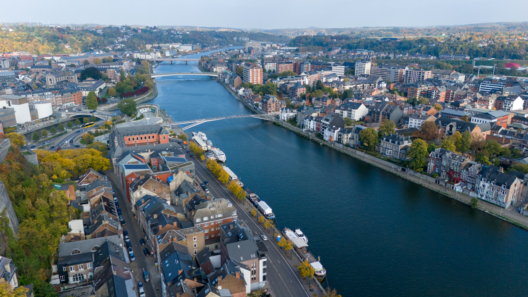 Vue aerienne de Namur et de la Meuse en Wallonie