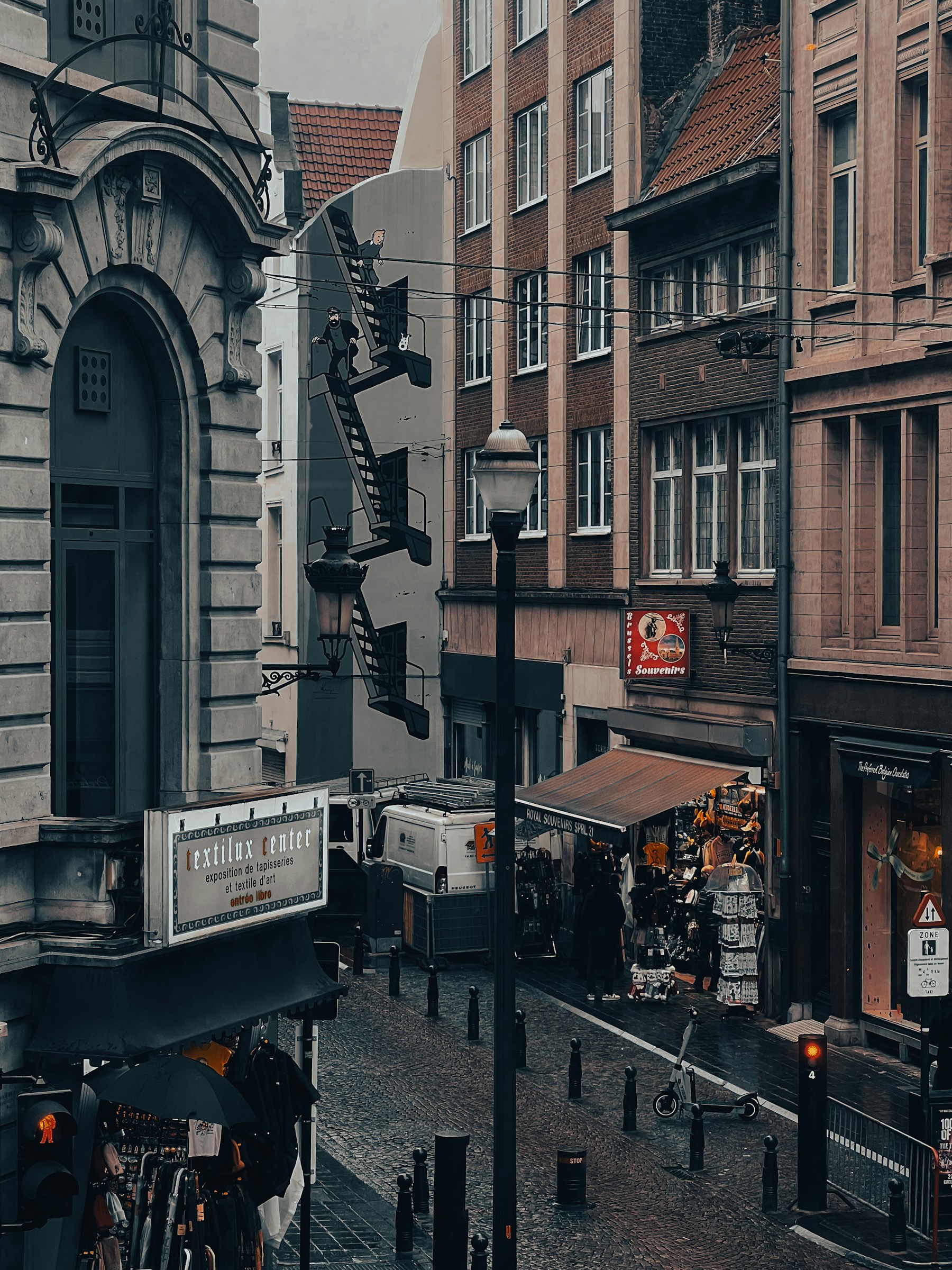 Rue urbaine de nuit a Bruxelles, Belgique