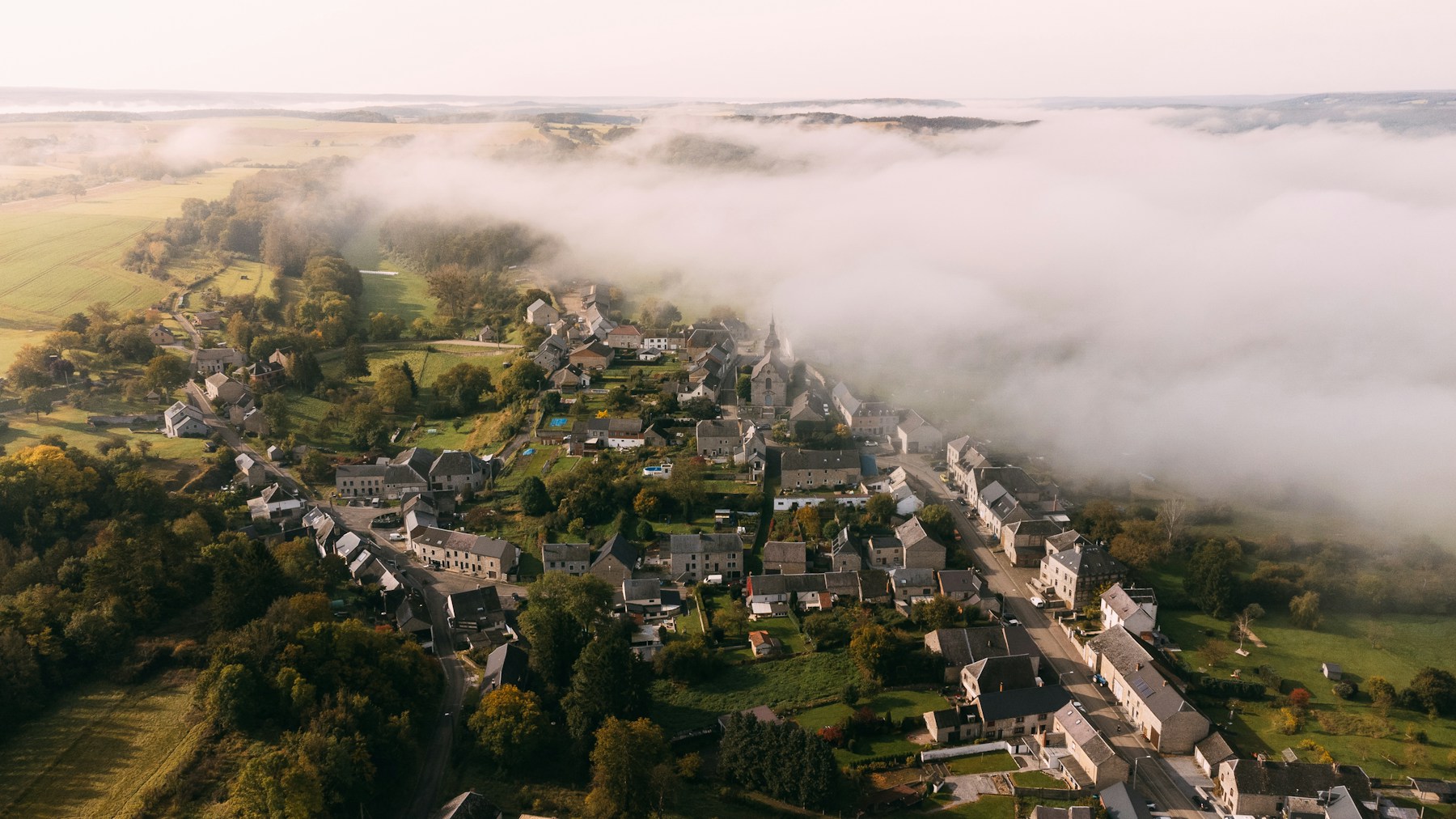 Vue aerienne d un village entoure d arbres a Doische, Belgique