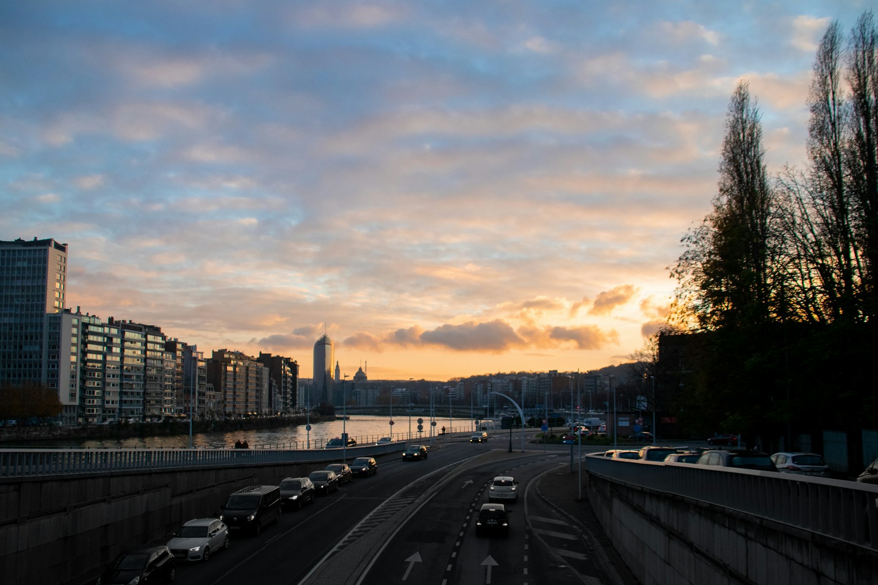 Rue urbaine a Liege au coucher du soleil